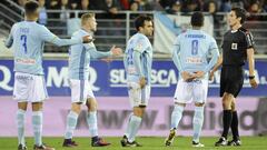 Munuera Montero mientras recibe las protestas de varios jugadores del Celta.