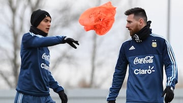 Los futbolistas argentinos, Leo Messi y Paulo Dybala, con su selecci&oacute;n.