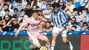 El defensa de la Real Sociedad Jon Aramburu (d) disputa la posesión del balón con el delantero del Real Oviedo Federico Viñas (i) durante el partido de liga que enfrentó a la Real Sociedd y el Real Oviedo en el estadio Anoeta. EFE/Juan Herrero