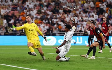 Rodrygo remata a quemarropa para hacer el 3-0.