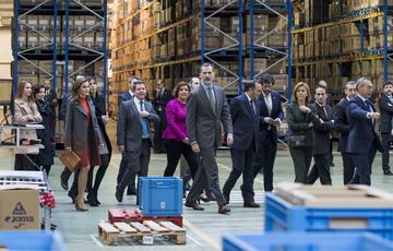 Los Reyes Felipe VI y Letizia visitaron la sede de la compañía Joma Sport en la localidad toledana de Portillo. La ministra de Defensa María Dolores de Cospedal y el presidente de Castilla-La Mancha Emiliano García-Page acompañaron a los monarcas.