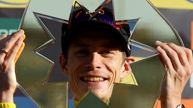 FOTODELDÍA NIZA (FRANCIA), 15/03/2026.- El danés Jonas Vingegaard, del equipo Visma-Lease, celebra en el podio su victoria en la París-Niza 2026.