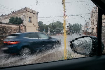 La DANA situada sobre el territorio español ha dejado importantes precipitaciones y tormentas, lo que ha provocado imágenes impactantes con sus consecuencias. Según el pronóstico de la Agencia Estatal de Meteorología (Aemet), que ha emitido un nuevo aviso especial por las lluvias y tormentas que se espera que continúen hasta el lunes. La Comunidad de Madrid y Toledo están bajo aviso rojo ante el riego de que se acumulen 120 litros por metro cuadrado en 12 horas.