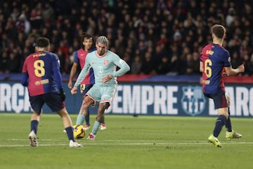 1-1. Falla Marc Casadó en el despeje y deja  el balón muerto en el balcón del área para que Rodrigo de Paul coloque el esférico al palo izquierdo de Iñaki Peña y anotar.