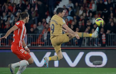 Robert Lewandowski del FC Barcelona en acción.