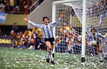 ‘El Matador’ llevó a la Selección de Argentina a su primera Copa del Mundo en el 78. En aquel torneo celebrado en casa, el delantero nacido en Córdoba colaboró con seis goles, colocándose como el goleador del certamen. Con el Valencia marcó una época al ganar la Copa del Rey de la 78-79, además de la Recopa y la Supercopa de Europa en 1980.