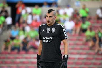 Nahuel Guzmán durante un partido con los Tigres.