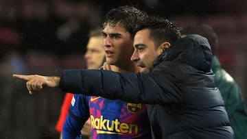 Gavi recibe instrucciones de Xavi.