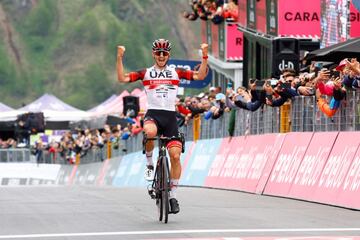 Alessandro Covi celebra la victoria de etapa. 