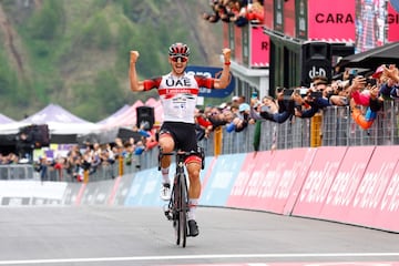 Alessandro Covi celebra la victoria de etapa.