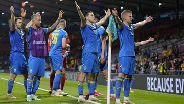 GLASGOW (REINO UNIDO), 29/06/2021.- Los jugadores ucranianos celebran la victoria ante Suecia, al término del partido de los octavos de final de la Eurocopa 2020 entre Suecia y Ucrania disputado este martes, 29 de junio de 2021, en Glasgow. EFE/EPA