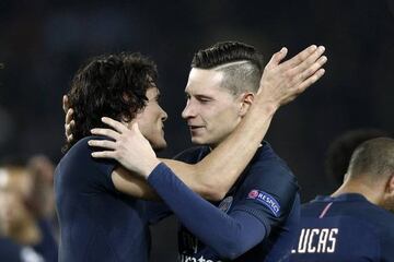 Romance is alive in Paris: Edinson Cavani celebrates with Julian Draxler.