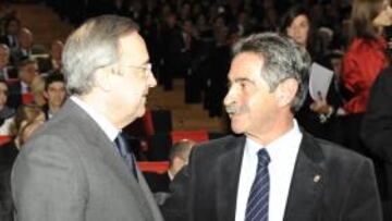<b>TEMA DE CONVERSACIÓN. </b>Florentino y Revilla, presidente de Cantabria, departieron en la Gala de AS.
