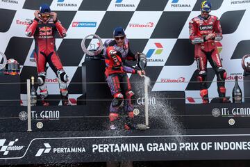 Jorge Martín celebra, desde lanzando champán, su victoria en el GP de Indonesia.