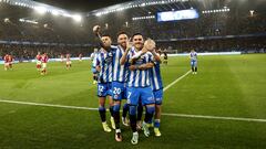 Lucas Pérez celebra con sus compañeros su gol 50 en el Deportivo.