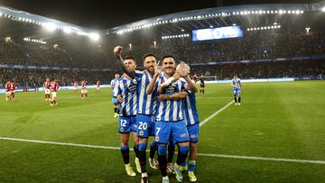 Lucas Pérez celebra con sus compañeros su gol 50 en el Deportivo.