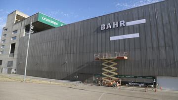 Comienzo de la obra del cartel Bahrain Victorious en la fachada de El Arcángel