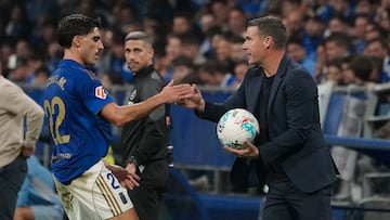 OVIEDO, 17/10/2025.- El nuevo entrenador del Real Oviedo, Luis Carrión (d), entrega el balón a su jugador Nacho Vidal (i) durante el partido de la novena jornada de la LaLiga que Real Oviedo y RCD Espanyol disputan este viernes en el estadio Carlos Tartiere, en Oviedo. EFE/Paco Paredes