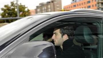 <b>14:15. </b>Higuaín se va del Hospital Sanitas La Moraleja con su padre.