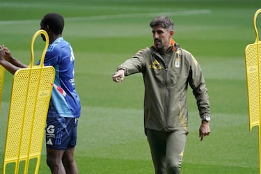 Almería y Oviedo inician su viaje rumbo a Primera