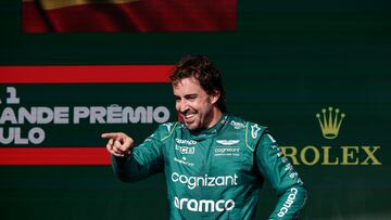 AME4548. SAO PAULO (BRASIL), 05/11/2023.- El español Fernando Alonso de Alpine celebra hoy, tras terminar tercero en el Gran Premio de Brasil de Fórmula 1, en el circuito de Interlagos, en Sao Paulo (Brasil). EFE/ Isaac Fontana