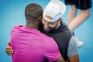 Kyrgios, en una sesión de entrenamiento en Brisbane, con Frances Tiafoe. 