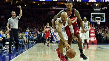 Bradley Beal realiza una falta sobre Gerald Henderson.