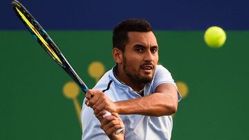 Nick Kyrgios devuelve una bola durante su partido ante Steve Johnsonen el Masters 1.000 de Shanghai.