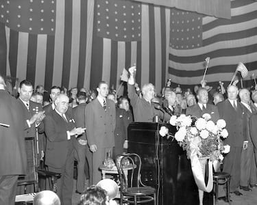 El 5 de noviembre de 1940, el demócrata Franklin D. Roosevelt ganó las Elecciones presidenciales de Estados Unidos por tercera vez. Se rompió así la tradición estadounidense de los dos mandatos máximos tras vencer ampliamente al republicano Wendell Wilkie. 