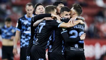 El Almería celebra un gol en El Molinón.