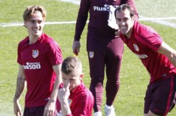 En el entrenamiento pudieron verse las novedades que presentará la lista del Atlético de cara al encuentro ante el Granada.
