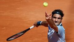 Roger Federer en un servicio sobre tierra batida.