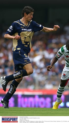 SOCCER/FUTBOL
FUTBOL MEXICANO BICENTENARIO 2010
4os DE FINAL
PUMAS VS SANTOS
Action photo of Marco Palacios (L) Dario Veron (R) of Pumas and Carlos Darwin Quintero (C) of Santos, during quartefinal game of the Bicentenario 2010 tournament./Foto de accion de Marco Palacios (I) DArio Veron (D) de Pumas y de Carlos Darwin Quintero de Santos, durante juego de 4tos de final del Torneo Bicentenario 2010. 09 May 2010. MEXSPORT/OMAR MARTINEZ