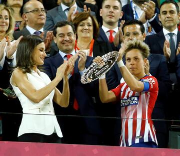 La madrile?a deja el f¨²tbol en el Sevilla F.C. a los 31 a?os, aunque ser¨¢ el Atl¨¦tico de Madrid donde siempre ser¨¢ recordada tras ganar tres veces La Liga, una Copa de la Reina y una Supercopa de Espa?a en las 14 temporadas que visti¨® de rojiblanca, gan¨¢ndose as¨ª una placa en el Paseo de las Leyendas. Con la Selecci¨®n particip¨® en dos mundiales y dos Eurocopas y disput¨® 53 partidos.