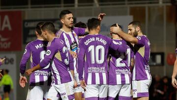 GETXO (BIZKAIA), 21/12/2022.- Los jugadoores del Real Valladolid celebran el tercer gol del equipo pucelano durante el encuentro correspondiente a la segunda eliminatoria de la Copa del Rey de fútbol que se disputa este miércoles en el estadio municipal de Gobela. EFE/Miguel Toña.
