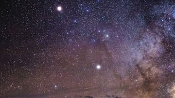 Un fascinante fenómeno celeste está por llegar: La alineación de 5 planetas. Aquí, cuándo se producirá y cuál es la mejor manera de observarlo.