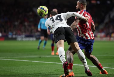 José Luis Gayá remata de cabeza ante la oposición de Memphis Depay.