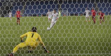 Yann Sommer adivinó y paró el segundo penalti lanzado por Sergio Ramos.