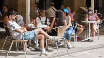 Varios clientes toman sus bebidas en una terraza de la pla del Rei una de las 5.500 terrazas de restaurantes y bares de Barcelona.