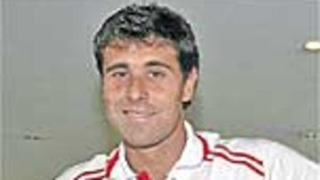 <b>CON SUS COLORES. </b>Dani Aranzubia posó en el hotel Pinares de Urbión con una bandera del Athletic, club al que defenderá hasta que le dejen.