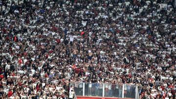 El espectacular ambiente del Estadio Nacional y su hinchada