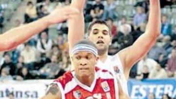 <b>CALMA. </b> Esta vez, poca tensión en la batalla entre pívots.