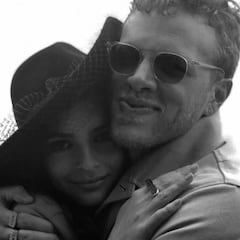 Emily Ratajkowski se casa por sorpresa vestida con un traje de Zara