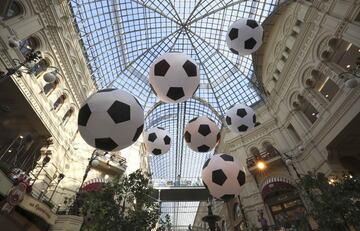 El centro comercial GUM de Moscú decora sus instalaciones con balones de fútbol.
 