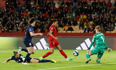 Gran asistencia de Mariona Caldentey para Salma Paralluelo que, en el mano a mano con Daphne Van Domselaar, dispara cruzado rozando el palo.