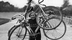 En los JJOO de 1984 de Los Ángeles el ciclismo fue de las mujeres. Entró como nueva disciplina olímpica pero mucho antes ya existían grandes ganadoras sobre ruedas. Imagen de 1932 con una de las primeras mujeres ciclista.