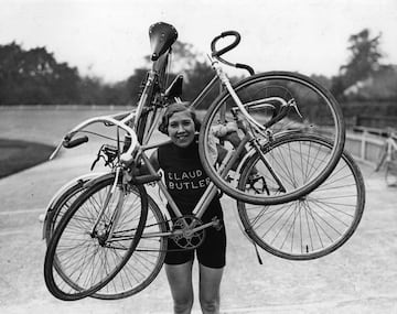 En los JJOO de 1984 de Los ?ngeles el ciclismo fue de las mujeres. Entr como nueva disciplina olmpica pero mucho antes ya existan grandes ganadoras sobre ruedas. Imagen de 1932 con una de las primeras mujeres ciclista.