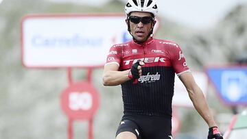 Alberto Contador celebra su victoria en el Angliru con el cl&aacute;sico disparo del Pistolero.