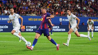 6-0. El 9 azulgrana firma su segundo gol en el encuentro con una gran vaselina ante Julen Agirrezabala. La acción, es revisada y validada en el VAR por un posible fuera de juego del delantero polaco.