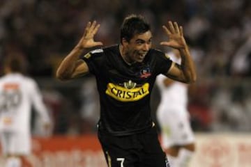 Esteban Paredes celebra uno de sus goles a Santos en el Monumental (2011).